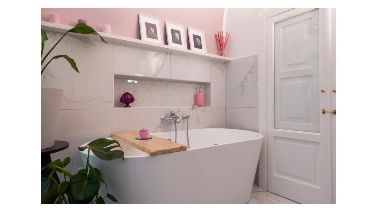 Light Pink - In The Middle Of Everything Holiday home